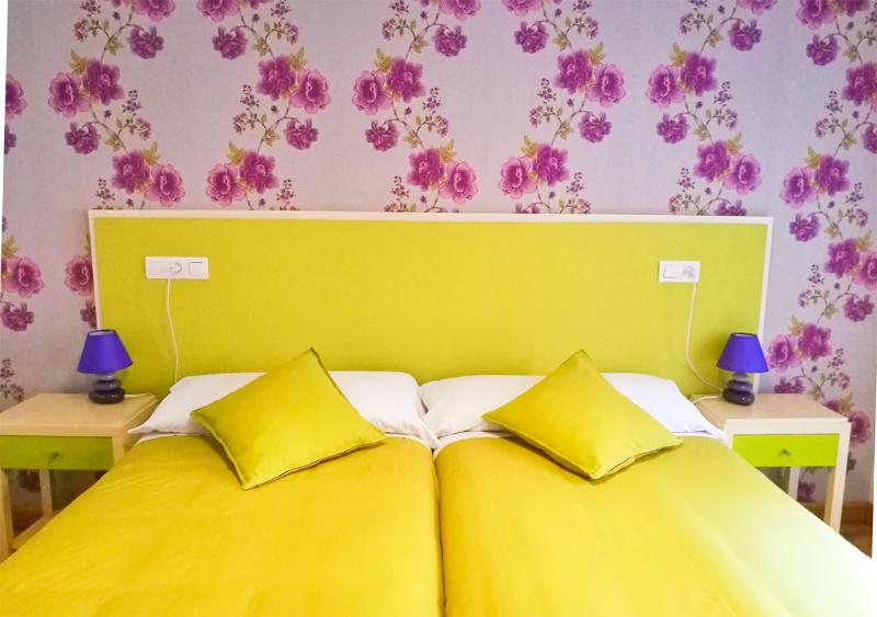 Twin Room with Private Bathroom image 2