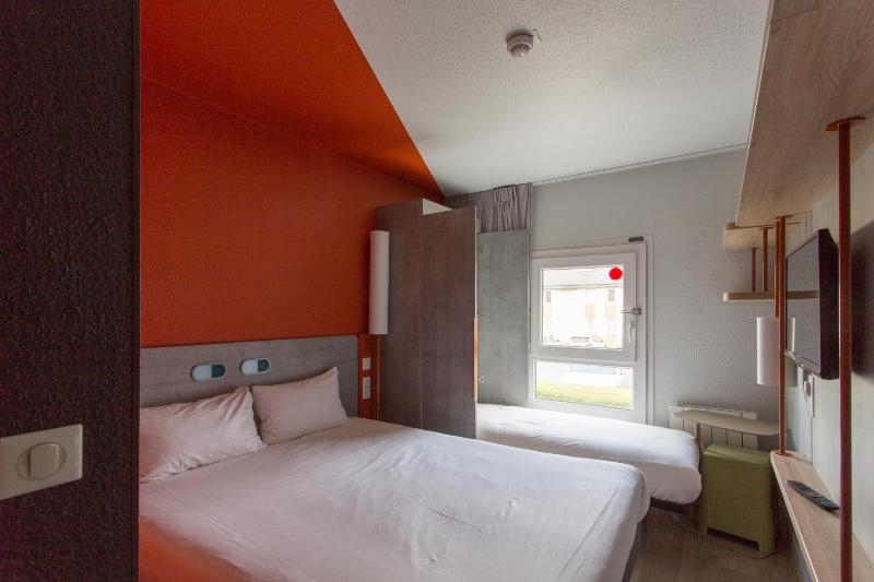 Triple Room with Large Double Bed and Foldable Bed image 3