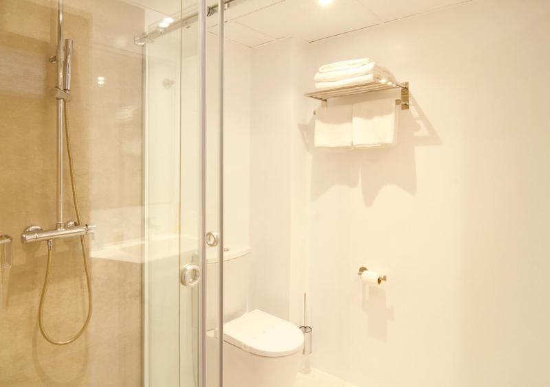 Studio (3 Adults) image 3