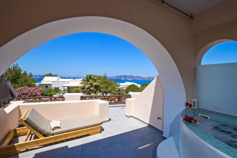 Superior Double with Outdoor Hot Tub and Caldera View image 3