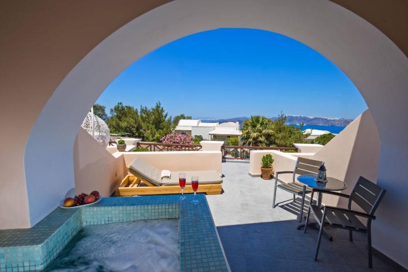 Studio with Outdoor Hot Tub and Sea View image 1