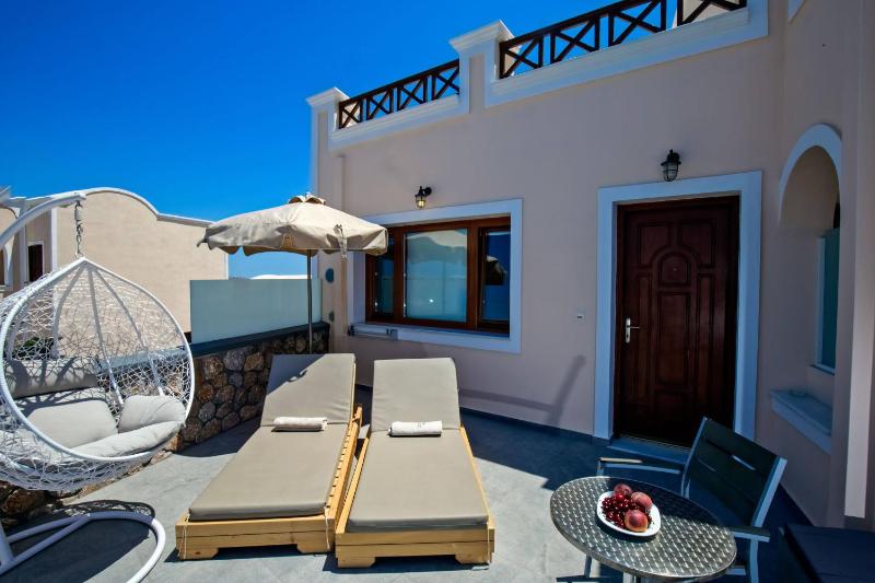 Honeymoon Suite with Indoor Hot Tub and Caldera View image 4