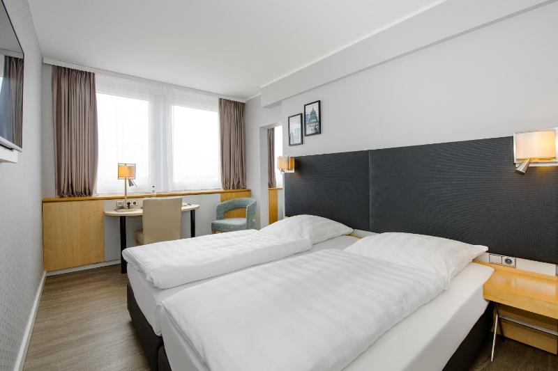 Standard Room with One Double Bed and One Sofa image 4