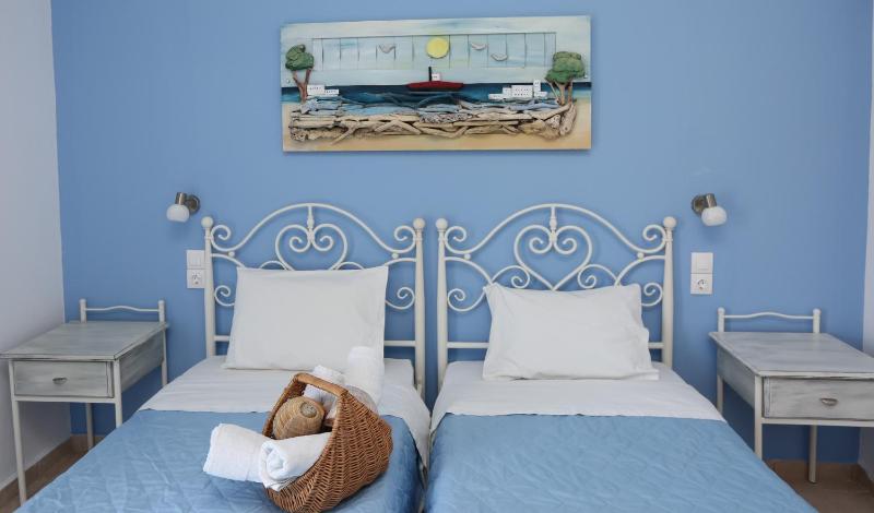 Standard Twin Room with Garden View image 3