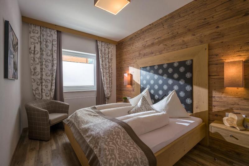 Deluxe Three-Bedroom Apartment with Terrace image 2
