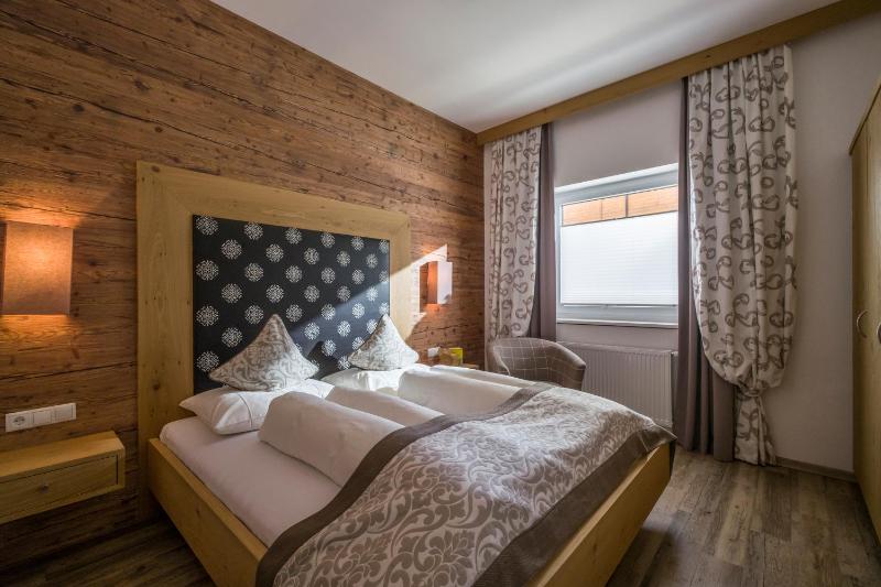 Deluxe Three-Bedroom Apartment with Terrace image 3