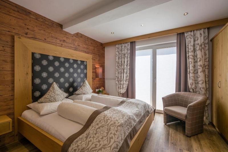 Deluxe Three-Bedroom Apartment with Terrace image 4
