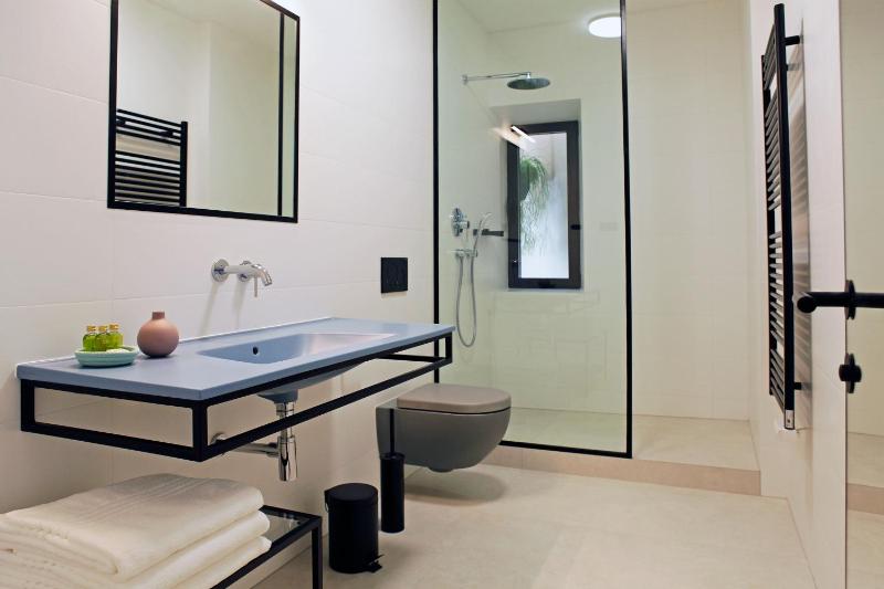 Deluxe Double or Twin Room image 4