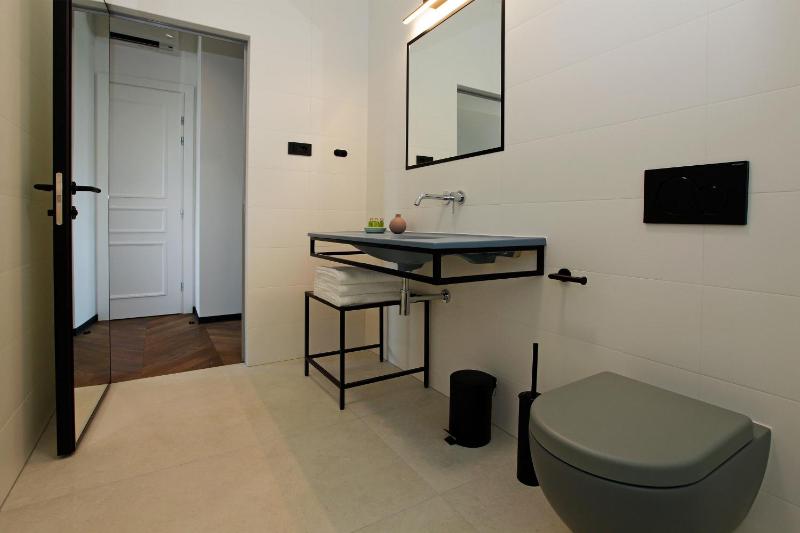 Deluxe King Room image 4