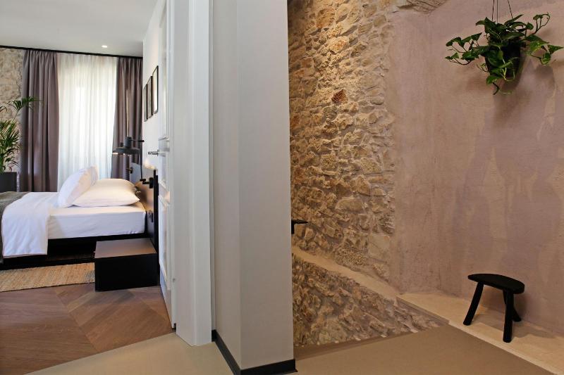 Deluxe Double Room with Sea View image 2