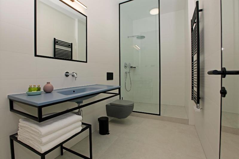 Deluxe King Room image 3