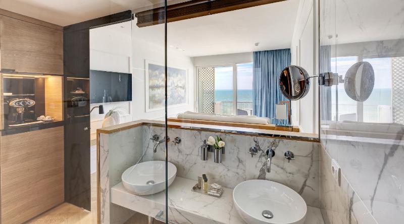 Luxury Triple Room image 4