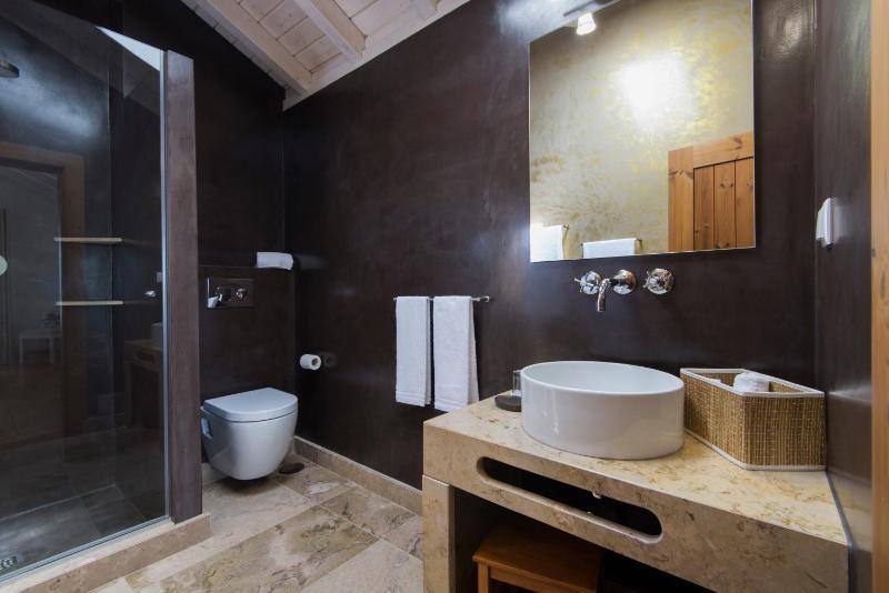 Deluxe Double Room with Side Sea View image 2