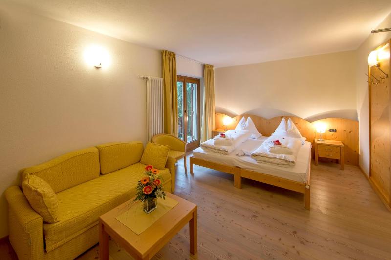 Standard Double Room image 4