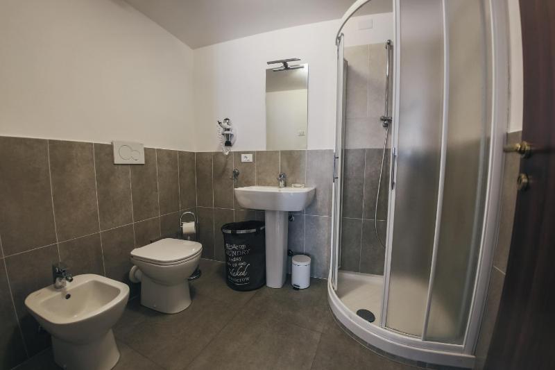 Superior Triple Room image 4