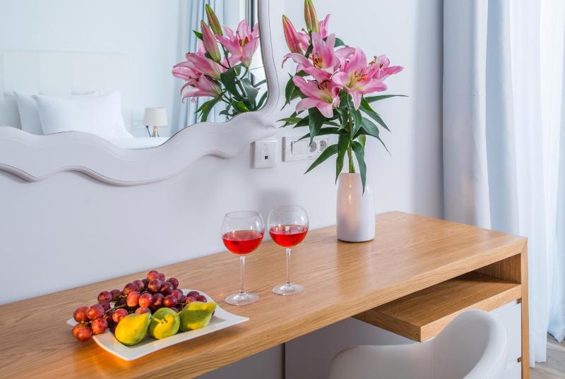 Junior Suite with Outdoor Jetted Tub and Sea View image 3