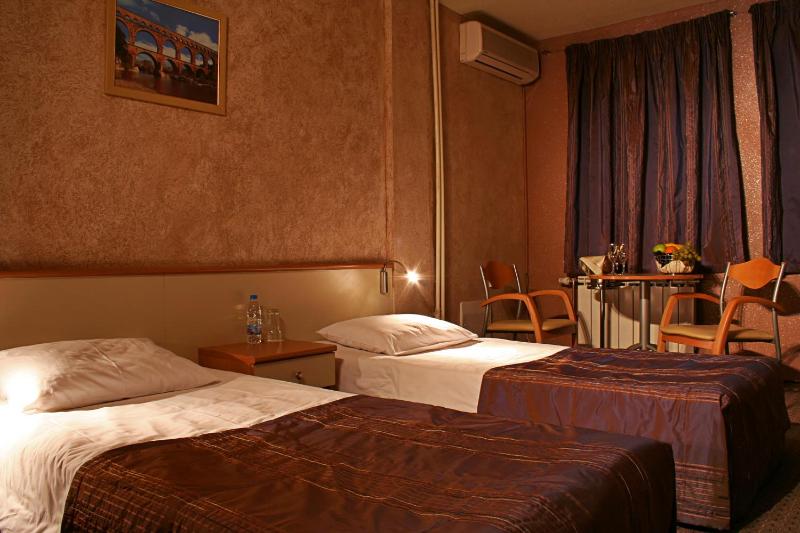 Twin Room image 2