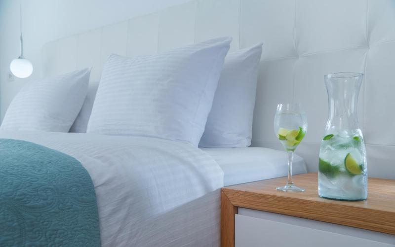 Junior Suite with Outdoor Jetted Tub and Sea View image 2