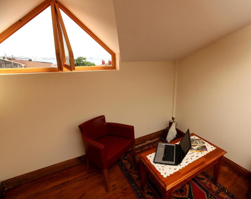 Standard Triple Room image 2