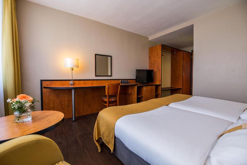 Standard Double Room image 3