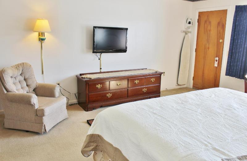 King Room with Partial Lake View image 3