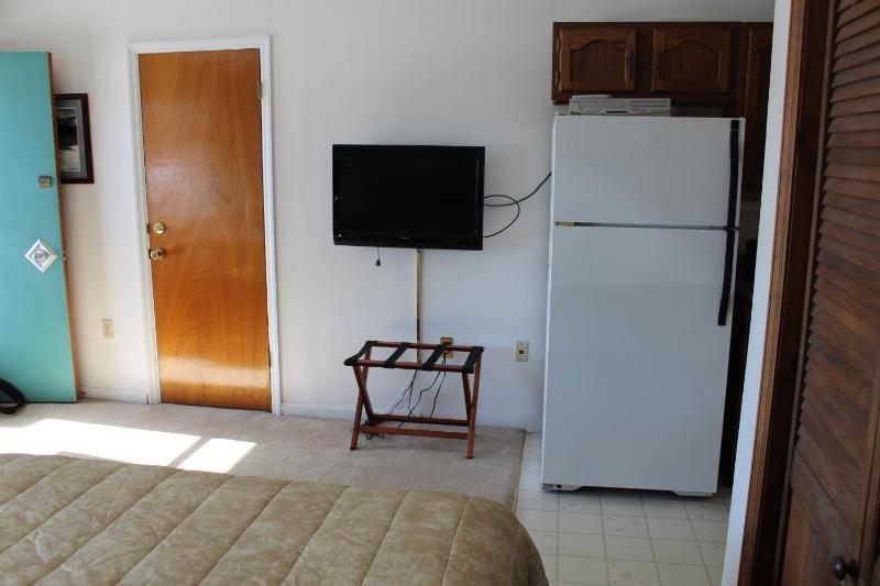Queen Room with Kitchen, Partial Lake View image 4