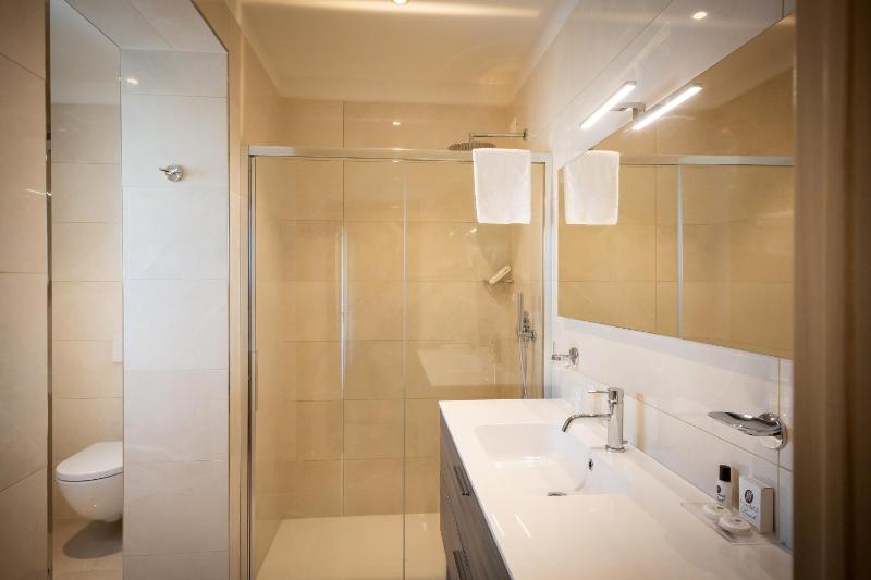 Deluxe Double Room image 3