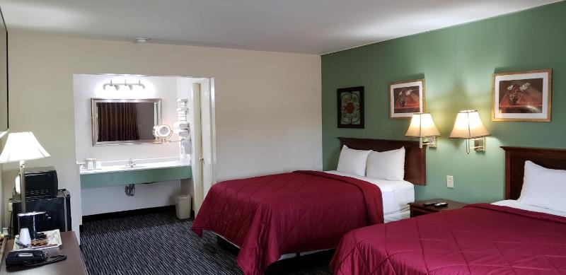 Queen Room with Two Queen Beds - Non-Smoking image 3