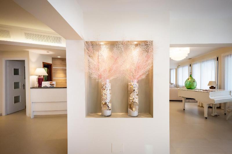 International Beach Hotel - image 20