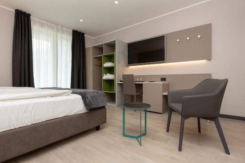 Superior Double or Twin Room with Balcony image 3