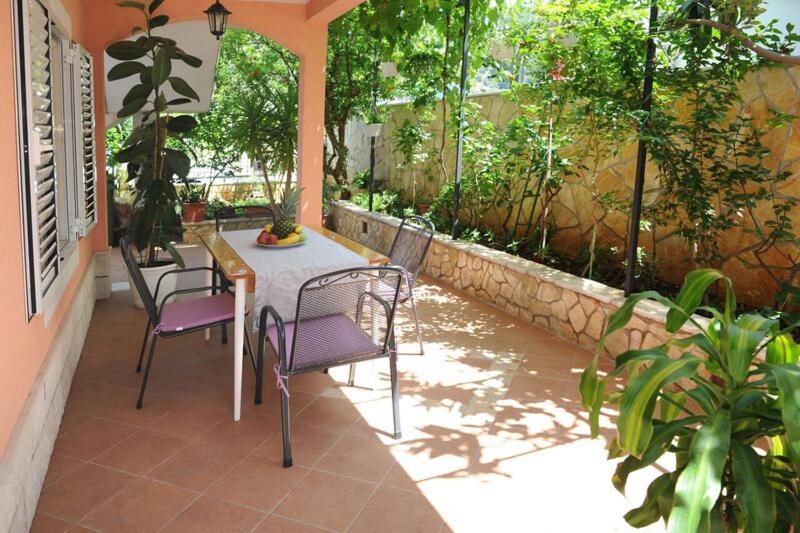 One-Bedroom Apartment image 3