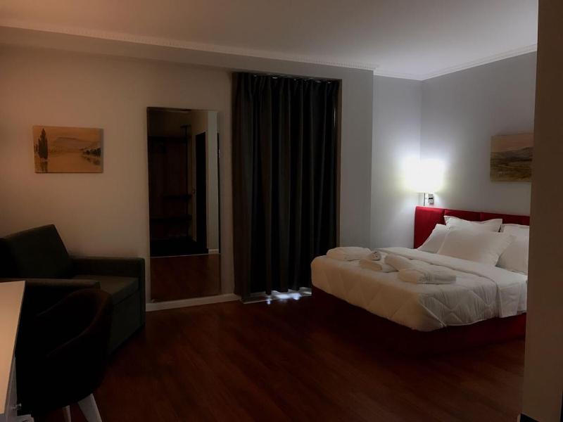 Deluxe Queen Room image 2