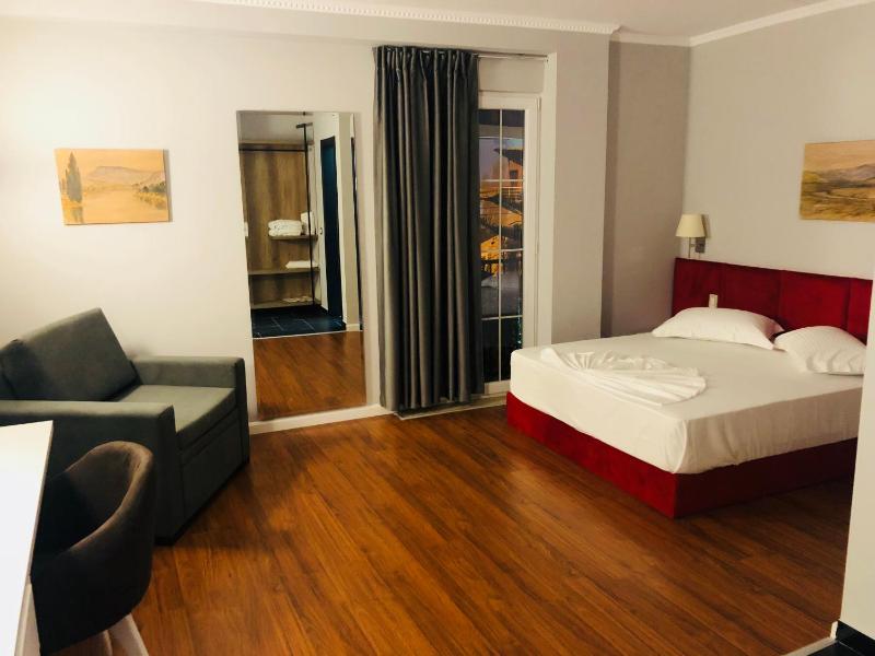 Deluxe Queen Room image 3