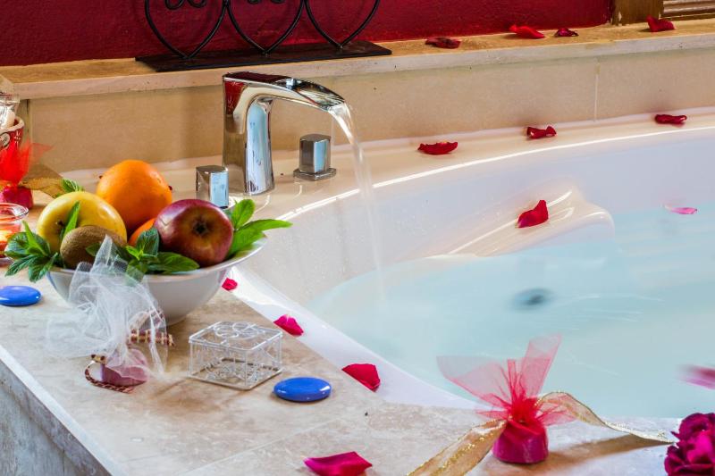 Deluxe Double Room image 4