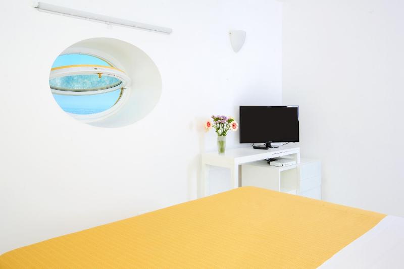 Double Room with Sea View image 3