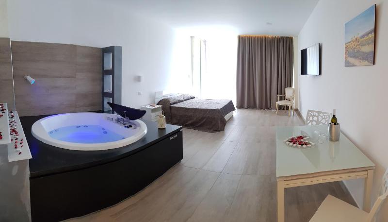 Suite with Spa Bath image 4