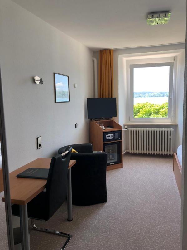 Single Room with Lake View image 2