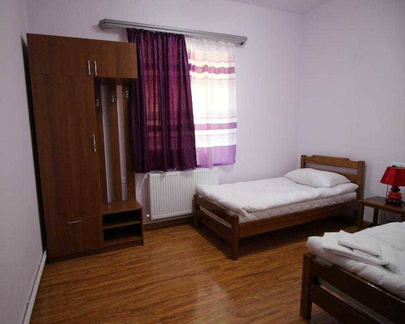 Twin Room with Private Bathroom image 3