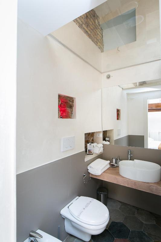 Deluxe Double Room with Bath image 4