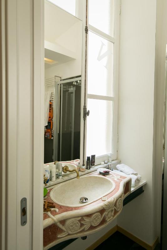 Deluxe Triple Room image 4