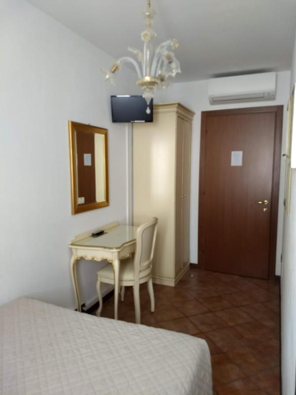 Deluxe Single Room with Private Bathroom image 4