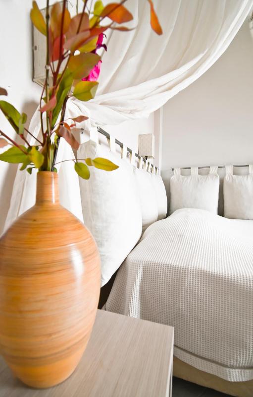 Classic Triple Room with Balcony image 2