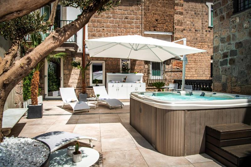 Luxury Suite with Spa Bath image 1