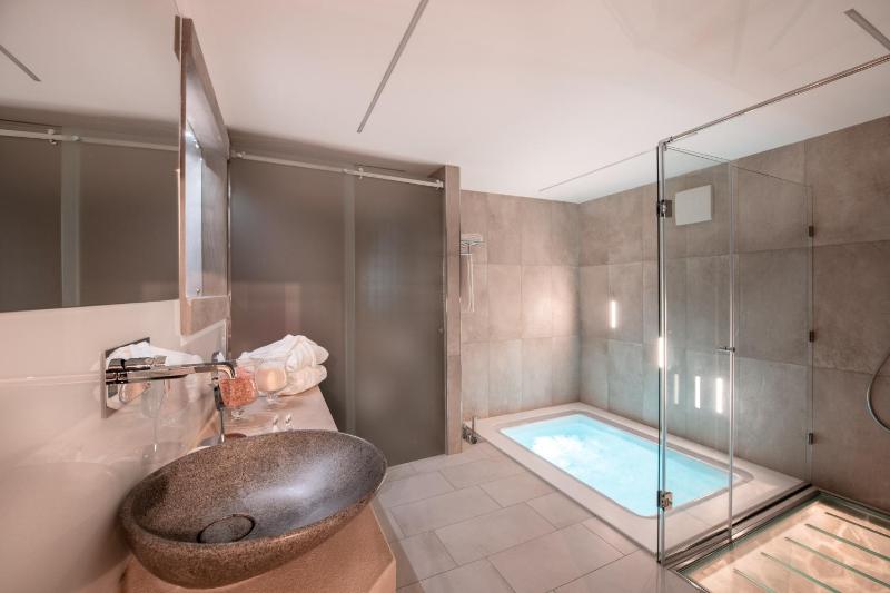 Luxury Suite with Spa Bath image 2