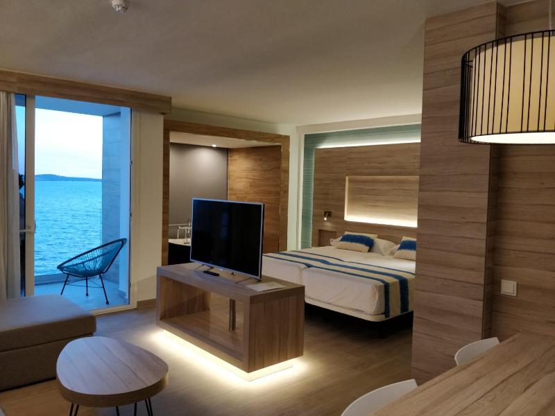 Suite with Sea View and Hot Tub image 3
