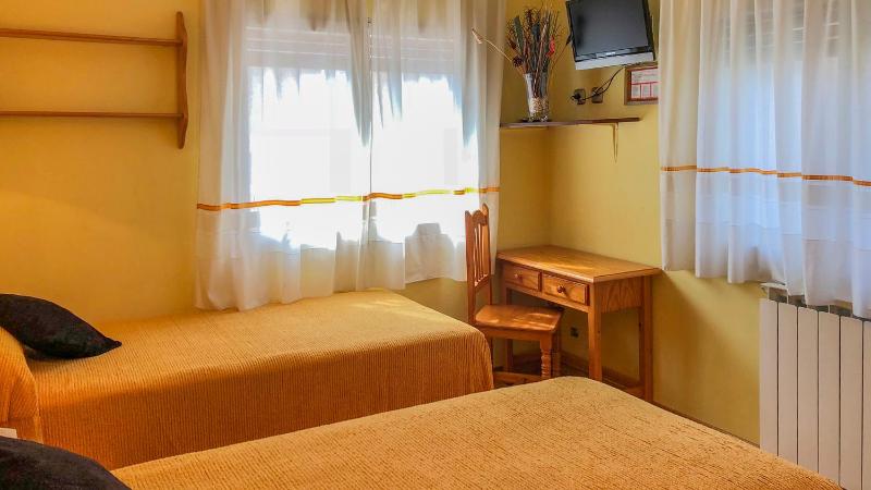 Twin Room image 4