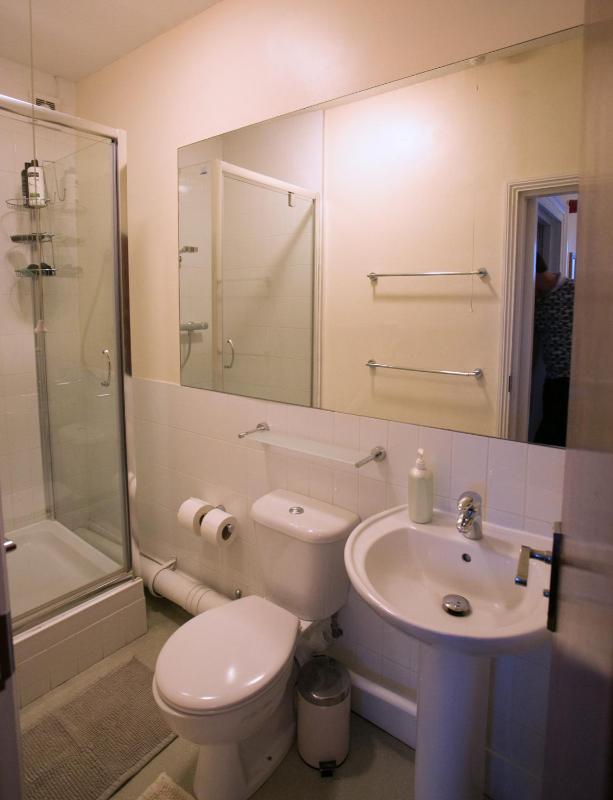 Classic Triple Room with Shared Bathroom image 2
