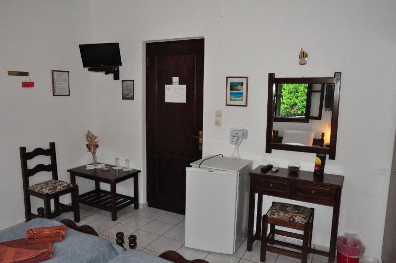 Economy Double Room with Garden View image 3