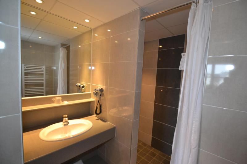Twin Room image 4