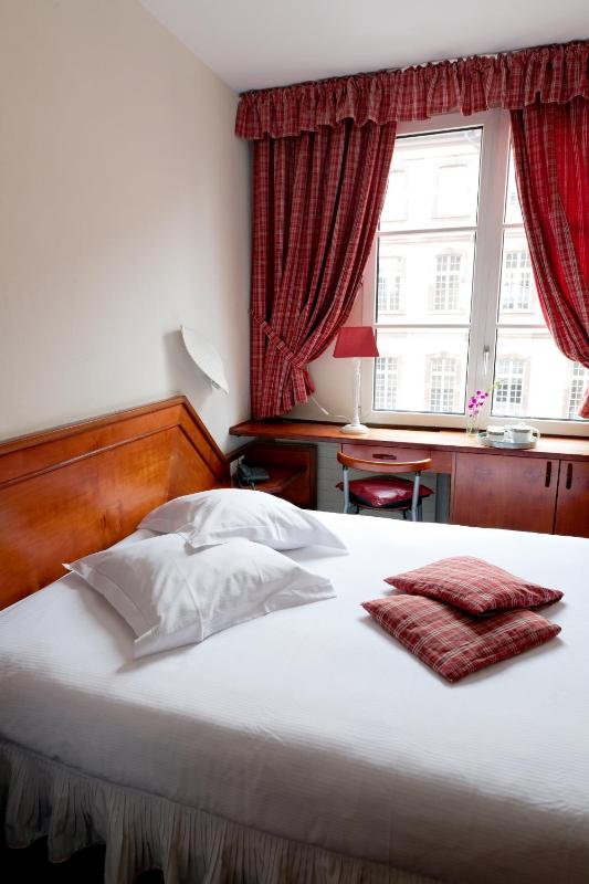 Cosy Double Room with Cathedral View image 3